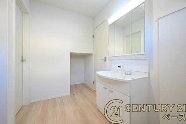 クレイドルガーデン田町 ２号棟 ／新築一戸建の独立洗面台|■現地撮影写真■三面鏡タイプのミラーキャビネット！収納スペースも豊富です！