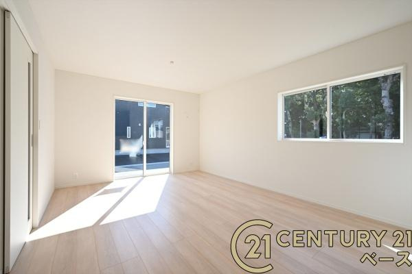 クレイドルガーデン田町 ２号棟 ／新築一戸建の居間・リビング|■現地撮影写真■ご家族でくつろいでいただける広々したリビングです！