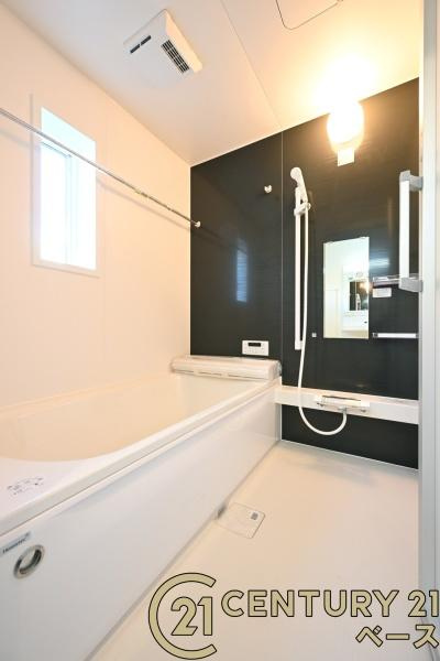 クレイドルガーデン田町 ２号棟 ／新築一戸建の浴室|■現地撮影写真■ゆったりしたサイズの浴室！足を伸ばしての入浴は疲れも癒してくれます！