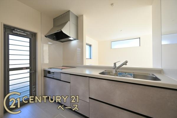 リーブルガーデン田井庄町 ２号棟 ／新築一戸建の内観：施工例|■収納力と使いやすさを追求したシステムキッチンです！■