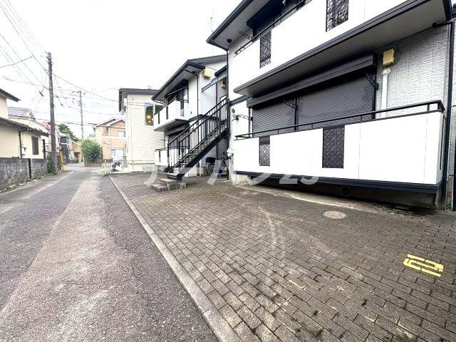 メゾンクレールの駐車場