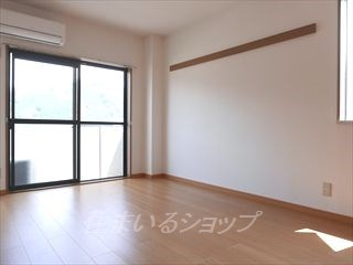 広島市安佐北区大林１丁目のアパートの居間・リビング|エアコン・出窓あり