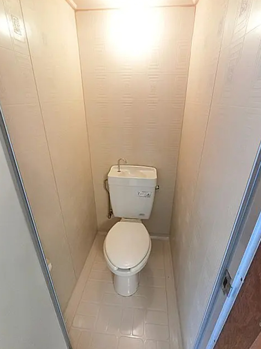 堺市西区浜寺石津町中2丁　現況満室稼働中　一棟収益アパートのトイレ