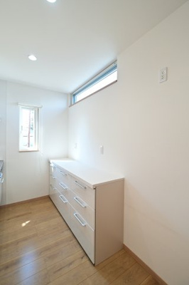 【キッチン】 | 黒石市住吉町　中古住宅　築4年 | シンク後ろには収納棚もあります