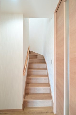 【その他】 | 黒石市住吉町　中古住宅　築4年 | 階段部分
