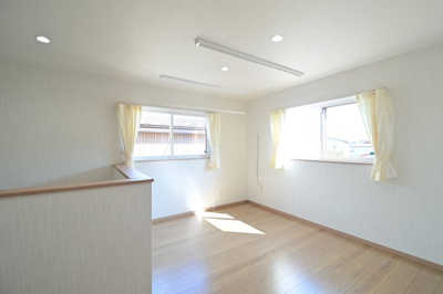 【その他】 | 黒石市住吉町　中古住宅　築4年 | 2階ホールには可動式の物干しが付いてます