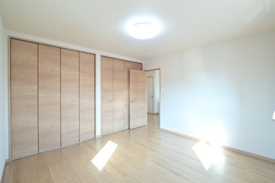 【寝室】 | 黒石市住吉町　中古住宅　築4年 | 二階8帖洋室