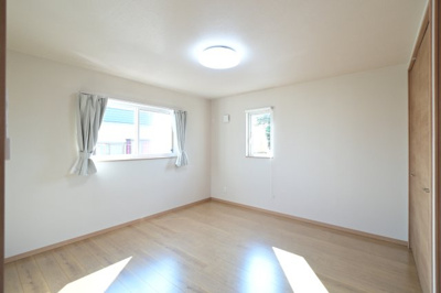 【内装】 | 黒石市住吉町　中古住宅　築4年 | 二階8帖洋室