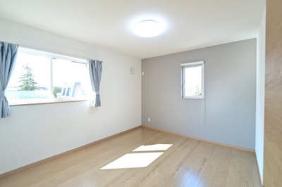 【洋室】 | 黒石市住吉町　中古住宅　築4年 | 2階7帖洋室