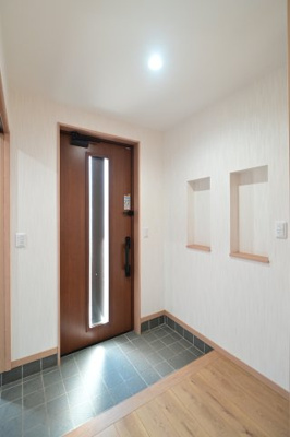 【玄関】 | 黒石市住吉町　中古住宅　築4年