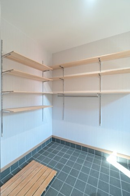 【その他】 | 黒石市住吉町　中古住宅　築4年 | 玄関横収納スペースがあります