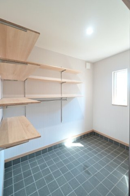 【その他】 | 黒石市住吉町　中古住宅　築4年 | 玄関横収納スペースがあります