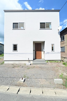 【外観】 | 黒石市住吉町　中古住宅　築4年 | 落ち着いた雰囲気の外観です