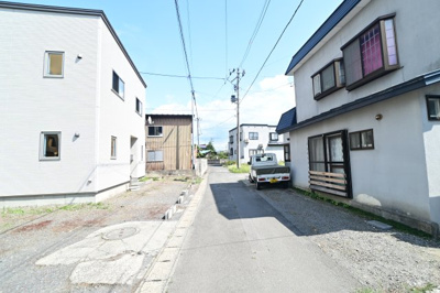 【前面道路含む現地写真】 | 黒石市住吉町　中古住宅　築4年