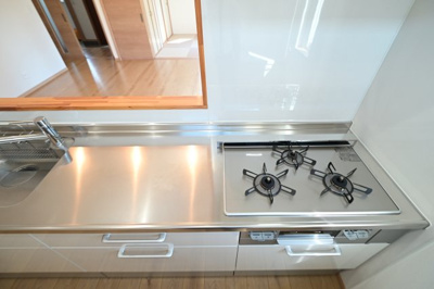 【キッチン】 | 黒石市住吉町　中古住宅　築4年 | 三口のグリル付きガスコンロ