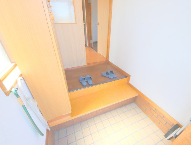 南田原町平屋の玄関