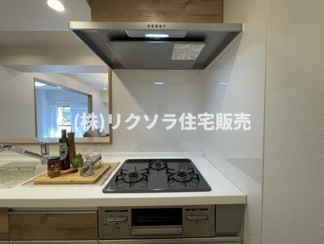 ライオンズマンション枚方のキッチン|ビルトイン三口コンロ
■物件内覧・資金計画相談・住宅ローン相談、リフォーム相談、お問合せ受付中■
※当日・翌日のご内覧、ご相談はお電話でのお問合せがスムーズです！