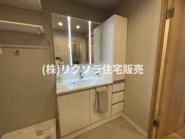 ライオンズマンション枚方の独立洗面台|三面鏡付き独立洗面台
■物件内覧・資金計画相談・住宅ローン相談、リフォーム相談、お問合せ受付中■
※当日・翌日のご内覧、ご相談はお電話でのお問合せがスムーズです！