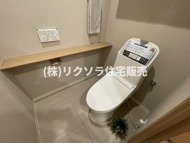 ライオンズマンション枚方のトイレ|温水洗浄便座付き
■物件内覧・資金計画相談・住宅ローン相談、リフォーム相談、お問合せ受付中■
※当日・翌日のご内覧、ご相談はお電話でのお問合せがスムーズです！