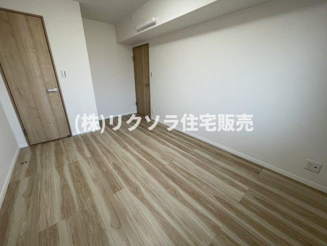 ライオンズマンション枚方の洋室|洋室6.4帖
■物件内覧・資金計画相談・住宅ローン相談、リフォーム相談、お問合せ受付中■
※当日・翌日のご内覧、ご相談はお電話でのお問合せがスムーズです！