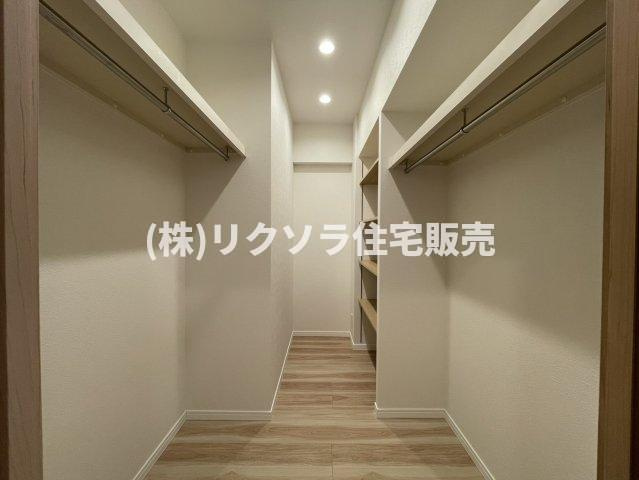 ライオンズマンション枚方の内装|ファミリークローゼット　納戸
■物件内覧・資金計画相談・住宅ローン相談、リフォーム相談、お問合せ受付中■
※当日・翌日のご内覧、ご相談はお電話でのお問合せがスムーズです！