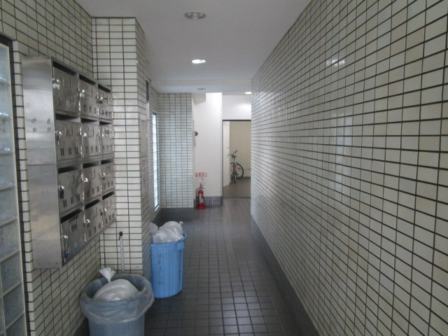 大阪市平野区平野本町２丁目の店付住宅のエントランス