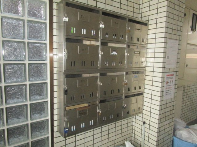 大阪市平野区平野本町２丁目の店付住宅のエントランス