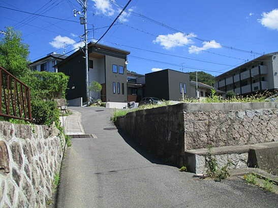 【前面道路含む現地写真】