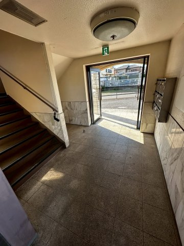 プリエのロビー|高級感のあるエントランス内に専用ポストがあります。