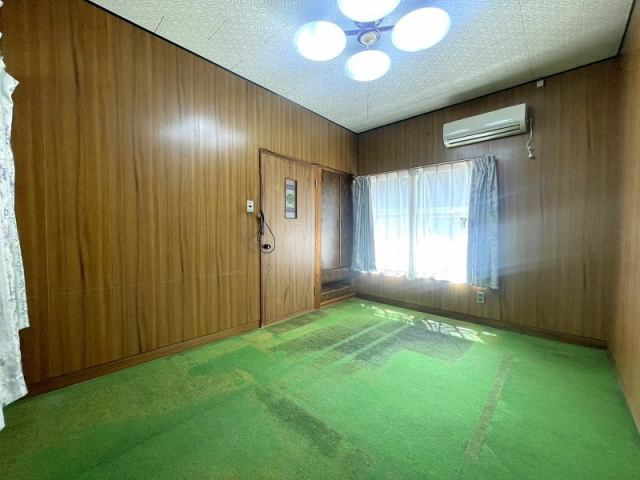 高知市福井町　高台中古一戸建ての洋室|懐かしさを感じる内装は、リフォーム素材としても魅力的。自分好みの一室に仕上げる楽しみがあります