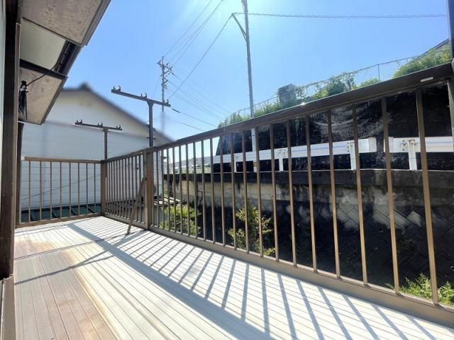 高知市福井町　高台中古一戸建てのバルコニー|陽当たり良好な広めのベランダ。洗濯物もしっかり乾き、心地よい外時間も楽しめます