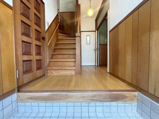 高知市福井町　高台中古一戸建ての玄関|来客をやさしく迎える、落ち着いた空間