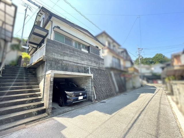 高知市福井町　高台中古一戸建ての前面道路含む現地写真|前面道路含む現地写真です