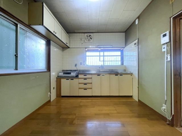 高知市福井町　高台中古一戸建てのダイニング|窓を開ければ風が通り抜ける心地よさ