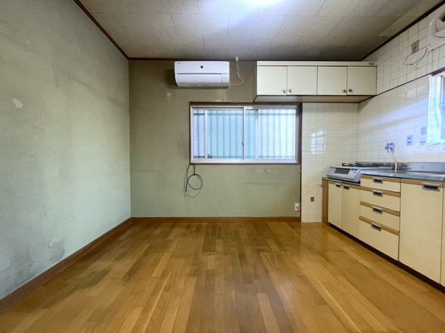 高知市福井町　高台中古一戸建てのダイニング|吊戸棚付きで収納力も十分。すっきりとした使いやすいキッチン空間。