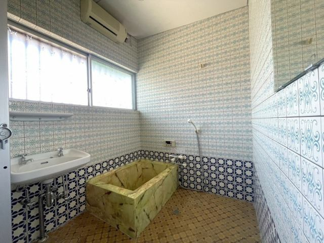 高知市福井町　高台中古一戸建ての浴室|懐かしさを感じるレトロな浴室。タイル使いが独特で、趣ある空間に仕上がっています