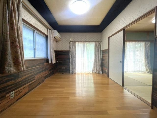 高知市福井町　高台中古一戸建ての洋室|和室とつながるゆとりの洋室空間。二間続きで使い方自由自在