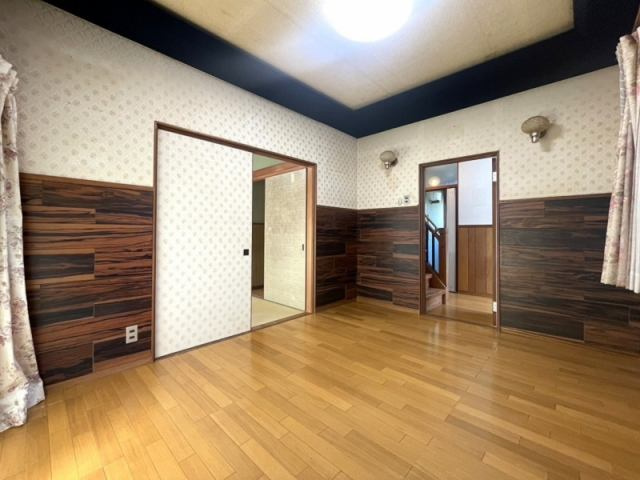 高知市福井町　高台中古一戸建ての洋室|和室とつながるゆとりの洋室空間。二間続きで使い方自由自在