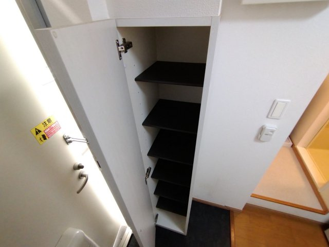 レオパレスパルコートＦの玄関|シューズボックス