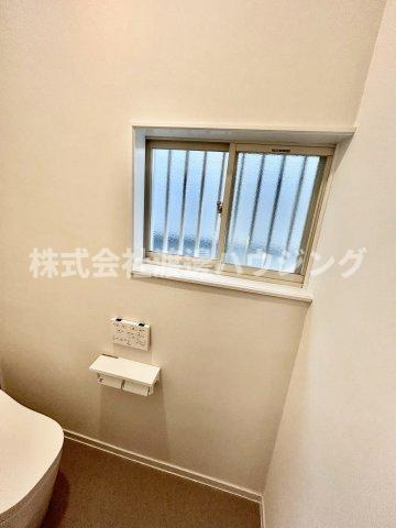 高槻市大塚町一戸建のその他|トイレにも窓ございます