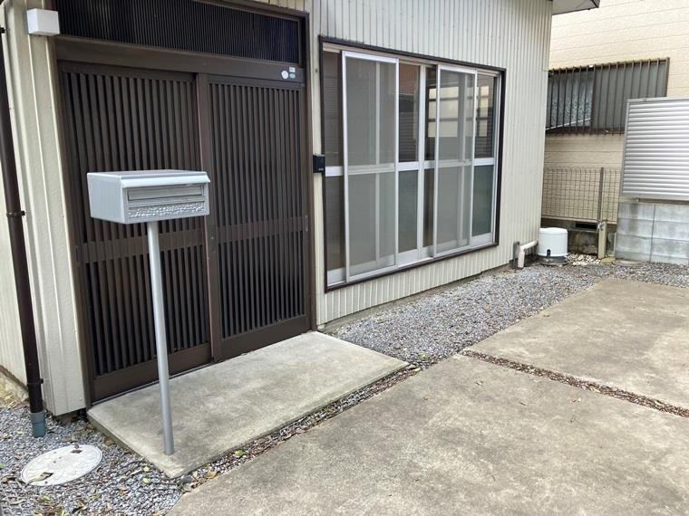 高津戸建のエントランス