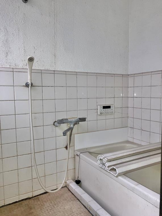 高津戸建の浴室