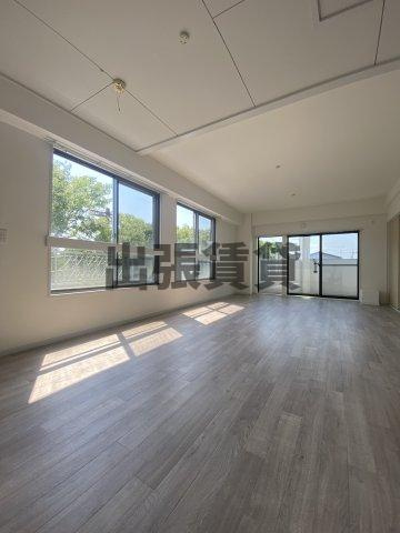 仲介手数料0円！！アートスクエアの居間・リビング