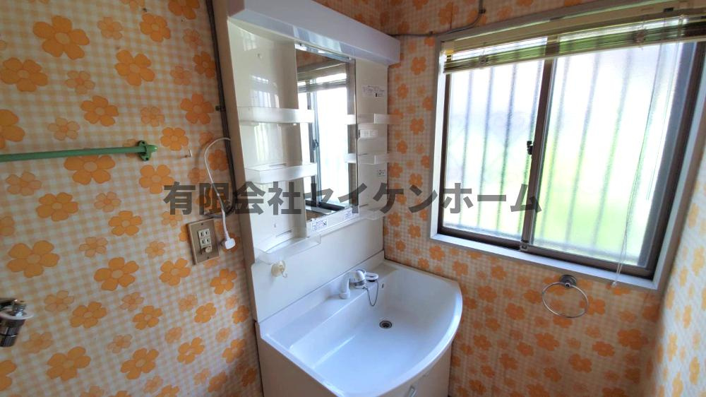 行田市持田５丁目　中古戸建の洗面所|脱衣スペースもあります