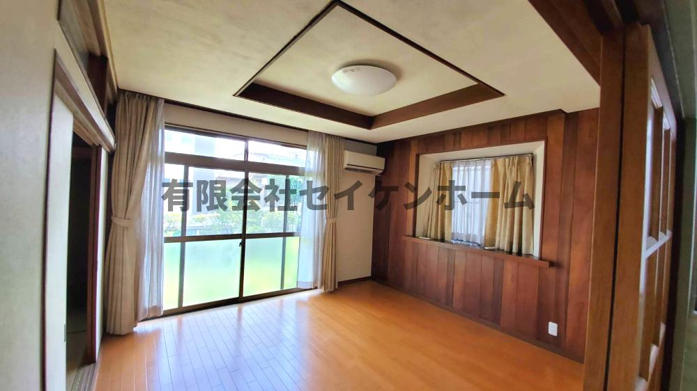 行田市持田５丁目　中古戸建の居間・リビング|こちらのリビングで趣味の時間をお楽しみください