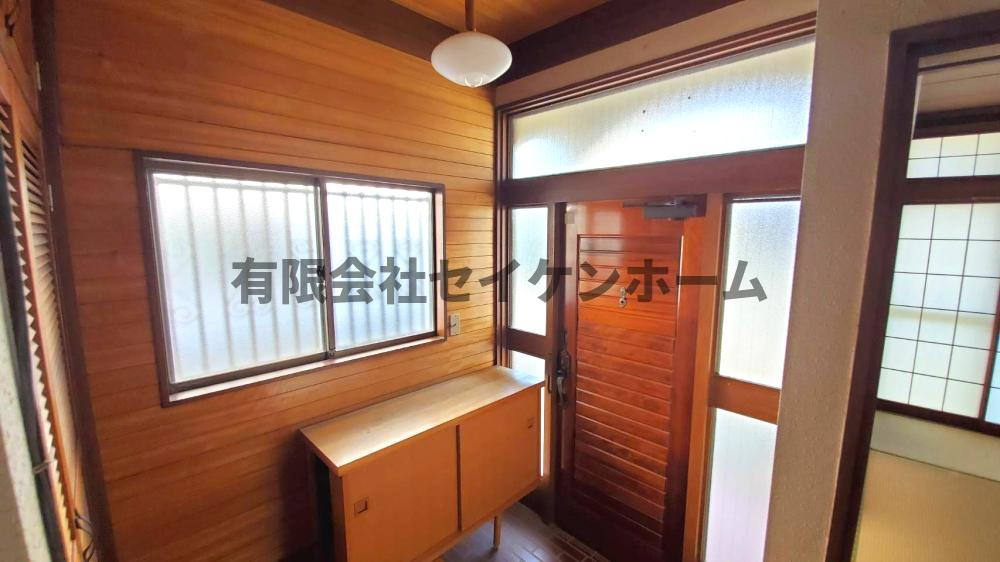 行田市持田５丁目　中古戸建の玄関|きれいな玄関です