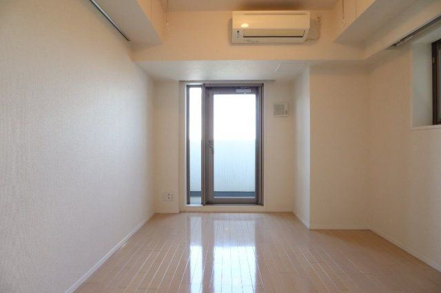 渋谷区笹塚２丁目の賃貸マンションの居間・リビング|【洋室】■エアコン■２面採光■24時間換気システム