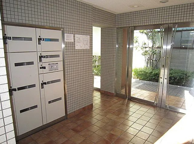 大東市寺川2丁目　学生需要が見込める立地　一棟売マンションのエントランス