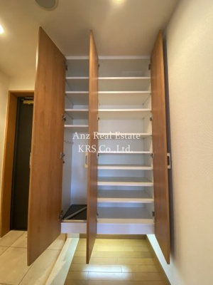 【玄関】 | リーガル江戸堀 | ブーツを楽に収納、傘用収納スペースも備えたシューズボックス！