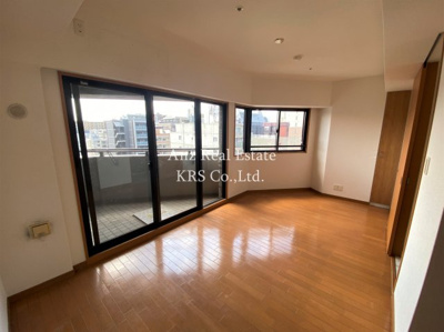 【寝室】 | リーガル江戸堀 | 7.1帖の寝室部分♪南向きなので明るい！収納もあるよ！